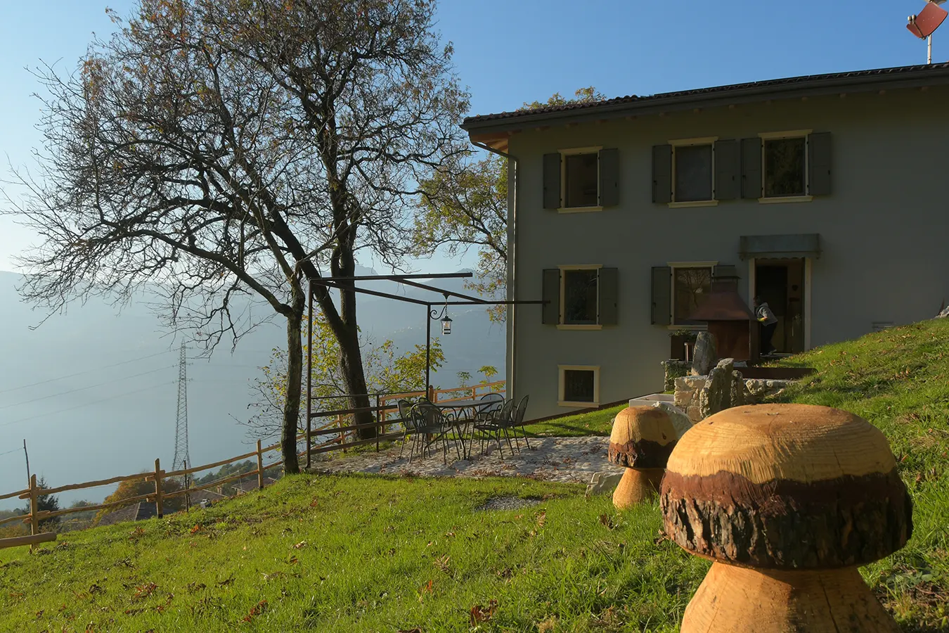 005-area-relax-giardino-casa-vacanza-malcesine-lago-di-garda.webp