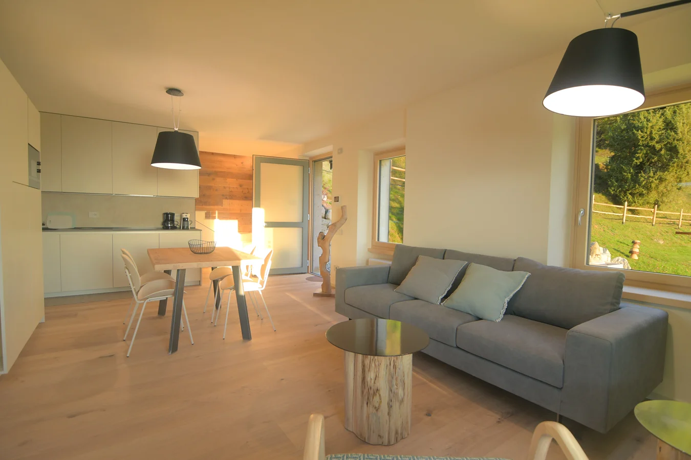 026-wohnzimmer-ferienhaus-malcesine.webp