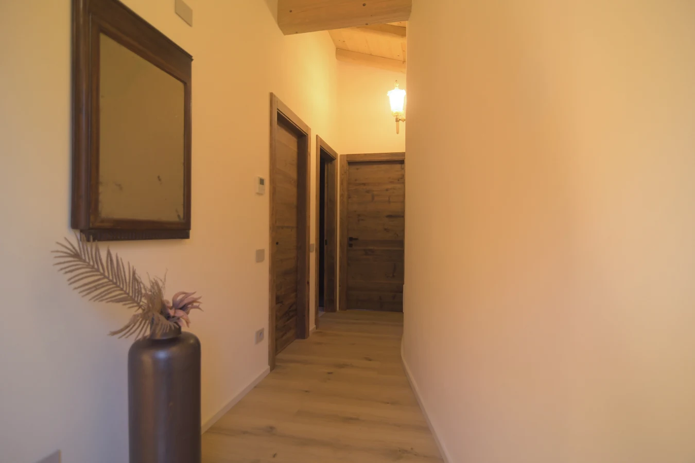 057-hallway-holiday-home-malcesine.webp