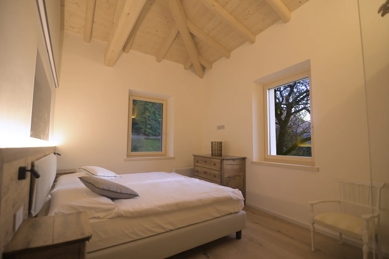 060-schlafzimmer-ferienhaus-malcesine.webp