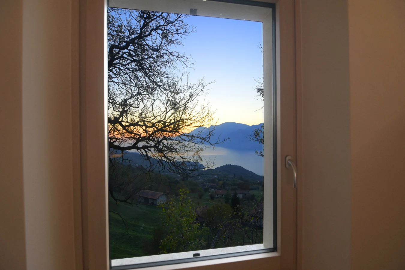 063-schlafzimmer-seeblick-ferienhaus-malcesine.webp