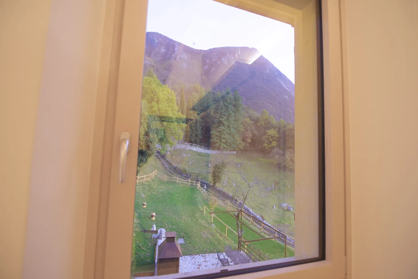 082-camera-da-letto-casa-vacanza-malcesine.webp