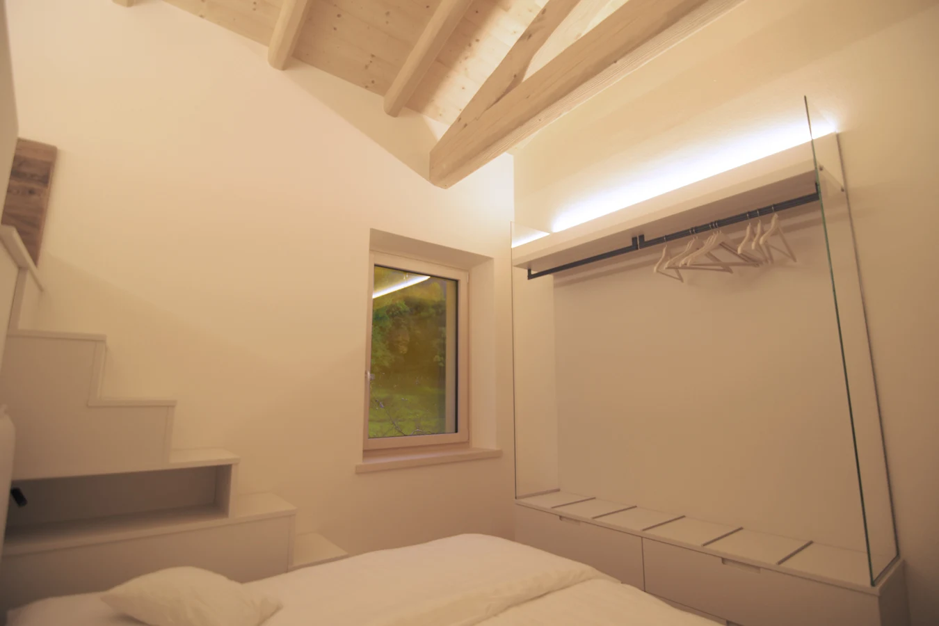 085-camera-da-letto-casa-vacanza-malcesine.webp